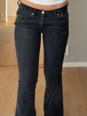 jeans - snygga grå/svarta jeans som är utsvängda 💕💕