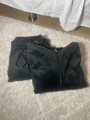 Svart mjukisset från Gina Tricot 🖤 - Svart mjukisset från Gina Tricot 🖤 Säljer ett svart mjukisset i storlek S från Gina Tricot med mjukisbyxor och hoodie med dragkedja. Skönt set som passar perfekt till vardags och mys. Skriv gärna vid frågor eller funderingar. Pris kan diskuteras och jag postar oftast snabbt 📦 