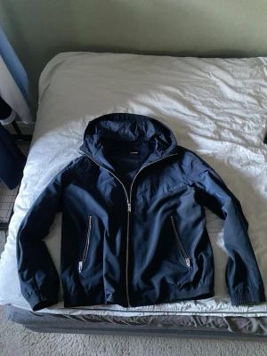 Hugo Boss Windbreaker  - Tjena! Säljer nu denna sjukt snygga windbreaker/cardigan från Hugo boss. Nypris cirka 3500. Storlek L och i nyskick! Priset är ej hugget i sten så hör av dig vid minsta fundering:)