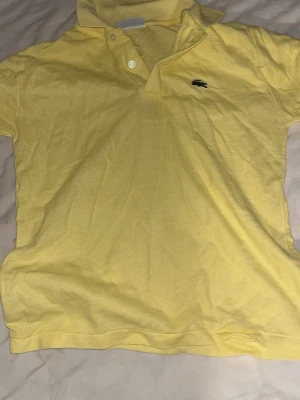 piké från lacoste  - old school lacoste kan inte priset på dom, bra skick storlek ”6”ganska säker att den är från 70-90 talet, har inte orken att stryka o fixa därför ser den skrynklig ut 