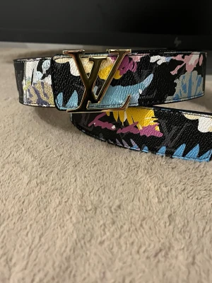 Ett fint bälte - Ett fint färgglatt bälte den är i 110 cm men kan även förlängas eller förkortas med hjälp av ett verktyg som ingår med köpet