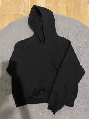 Svart basic hoodie gina - Svart basic hoodie från Gina! Storlek S, oanvänd, säljer då storleken tyvärr inte passade mig☺️