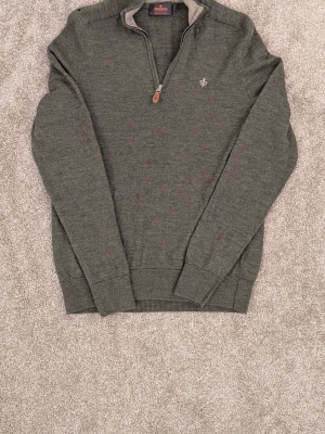 Morris merinoull tröja - Snygg tröja från Morris i 100% merinoull, med läder detalj. Litet hål på axeln men inget man tänker på.