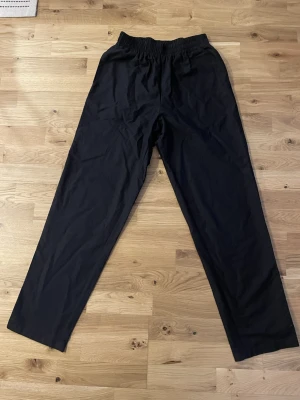 Breezy pants Djerf Avenue svart  - Populära och ikoniska breezy pants från Djerf Avenue. Använda 1 gång. Mudd i midjan. 100% ekologisk bomull. Storlek S, nypris: 1100. Två sista bilderna är lånade från hemsidan. 