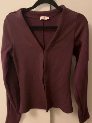 Vinröd tröja från tröja!! - Snygg tröja från Nelly. Knappt använd.