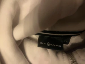 Said racing hoodie  - Sail racing hoodie inte använd på 4år men använt ett par gånger. Köpt på kids brand store för 1100kr strl 170.