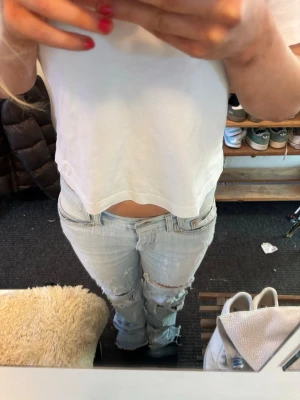 vintage dolce & gabbana jeans! - världens snyggaste lågmidjade vintage jeans med slitningar!! Står st 44 men passar mig som vanligtvis har s/m💞💞 några defekter som visas på de sista bilderna. Inte försökt få bort de än men kan säkert gå! Har slits längst ner. Priset kan alltid diskuteras!