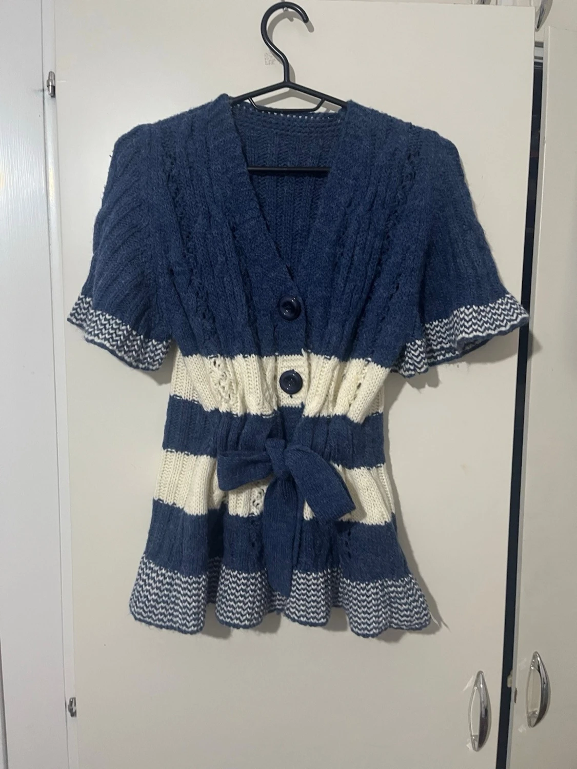 Blåvit stickad kofta med knappar och bälte - 3