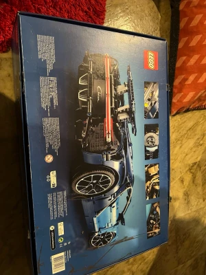 LEGO Technic Bugatti Chiron - Säljer en LEGO Technic Bugatti Chiron, modell 42083. Byggsats i blått med detaljerade delar och realistisk design. Perfekt för dig som gillar bilar och teknik. Kommer i originalförpackning med coola bilder på bilen och Bugatti-logga.