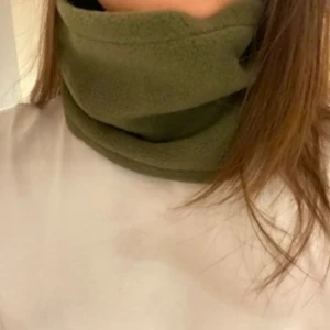 Mörkgrön buff - Handsydd mjuk fleecebuff i en mörkgrön färg!