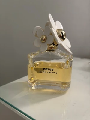 Daisy parfym från Marc Jacobs - Daisy från Marc Jacobs är en ikonisk parfym. Det är 100ml flaskan och som man kan se på bilderna så finns det en liten defekt på locket. Pris kan diskuteras. 
