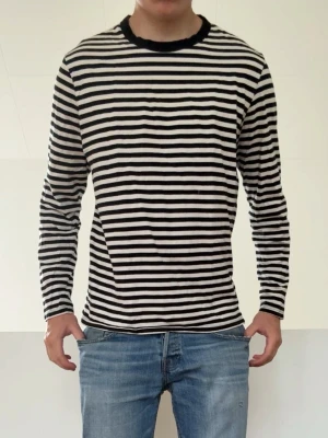 Långärmad Randig Tshirt - Långärmad randig T-shirt i strl M! Bra skick utan nåra defekter och hör gärna av er vid frågor elr funderingar!!
