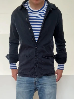 Mörkblå Overshirt - Mörkblå Overshirt i strl M men sitter som en S! Bra skick och hör gärna av er vid frågor elr funderingar!!