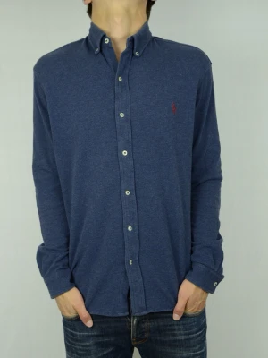 Ralph Lauren skjorta  - POLO RALPH LAUREN FEATHERWEIGHT MESH SKJORTA Storlek : L Passform : Normal Användning : Skjortan är i ett väldigt fint skick utan defekter Nypris : Cirka 1800SEK Modellen på bilden : 182CM och väger 73,5KG