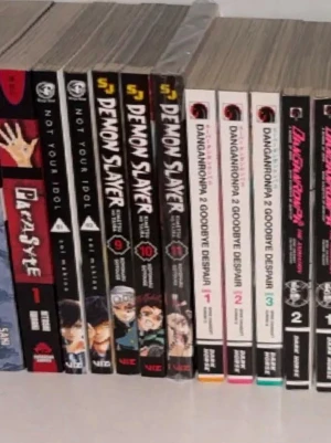 Demon slayer, Danganronpa 1 (vol 1-2) & Danganronpa goodbye despair 2 manga  - Säljer alla böcker som visas på första bilden. Alla 11 böcker för 900 eller en för 100 :) hör gärna av er vid intresse, kan även mötas om frakten blir för dyr eller om ni föredrar det! 
