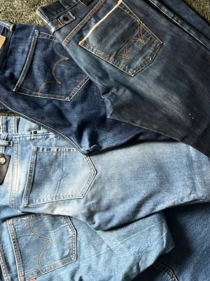 Selvage Bulk - Säljer nu denna selvage bulken med 5 par jeans varav 2 är selvage jeans som kostar ca 2500 nya, resterande är bland annat replay och Levis jeans.  Perfekt för dig som vill börja med resale eller bara vill ha en bra jeans-rotation. Hör av dig vid frågor om storlekar eller annat