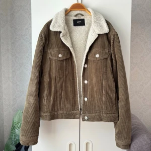 Grön manchesterjacka med teddyfoder - Grön manchesterjacka från Bik Bok med vit teddyfoder och krage. Strl S men är rätt oversized!❤️