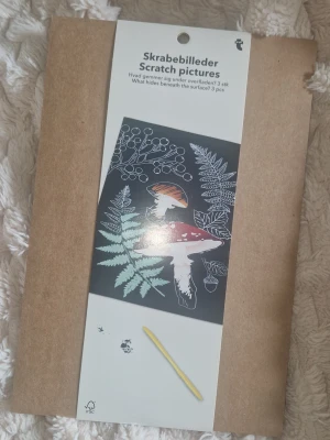 Skrapbilder pyssel - Säljer ett set med skrapbilder med naturmotiv, där du skrapar fram färgglada bilder av svampar, blad och bär. Paketet innehåller 3 ark och ett skrapverktyg. Perfekt för dig som gillar pyssel och kreativt skapande, eller som present