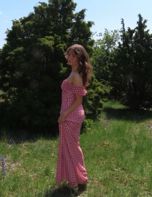 Rutig peppermayo klänning  - Säljer en söt rödvit långklänning med offshoulder och figurnära passform. Från peppermayo endast använt en gång på midsommar. Klänningen har ett klassiskt rutigt mönster. Materialet känns lätt och somrigt, och modellen ger en romantisk vibe.