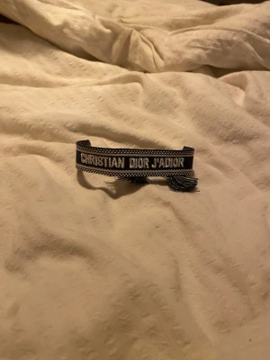 Armband - Nevy blå armband med ett känd märke på . Finns tre stycken. Pris kan diskuteras 