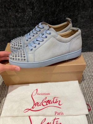 Christian Louboutin skor  - Hej, säljer nu dessa svin snygga Christian Louboutin skor. Skorna är i grymt skick!  Begränsat antal boxar och dustbag. Hör av dig vid frågor. Saknar en sula