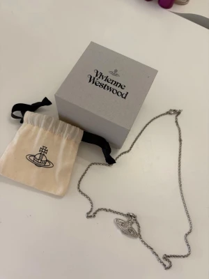 Vivienne Westwood halsband - Så sjukt fint halsband, ”Mini Bas Relief Pendant Necklace”, i färgen ”platinum/crystal”, storlek one-size från Vivienne Westwood. Köptes 2023 för € 140 vilket motsvarar ca 1530 svenska kronor. Använt endast någon enstaka gång, alltså är det helt i nyskick 🫶