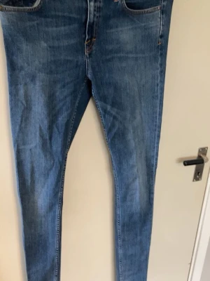 Blå tiger of sweden jeans - Säljer ett par klassiska blå tiger of sweden jeans, Jeansen har en snygg tvätt. Perfekta till sneakers eller boots och passar till det mesta i garderoben.