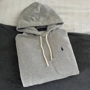 Ralph Lauren Hoodie - Säljer denna snygga och stilrena Ralph Lauren hoodie. Hoodien är storlek S den är också i väldigt bra skick!!OBS hoodien har en defekt på ryggen!!!