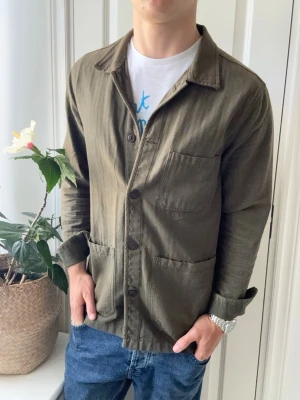 A days march overshirt - A days march overshirt lite stor på modellen, Inga defekter! Modellen i bilderna är 180 cm 75 kg och bär Storlek M , Kom med frågor! 🌟 (Kan gå ned i pris vid köp av paket 😉) 