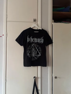 Behemoth Tshirt - Behemoth tshirt i storlek M. Köpt på bluefox och är endast använd ett fåtal gånger. Kostar 298kr på bluefox. Priset kan diskuteras och jag möts gärna upp☺️
