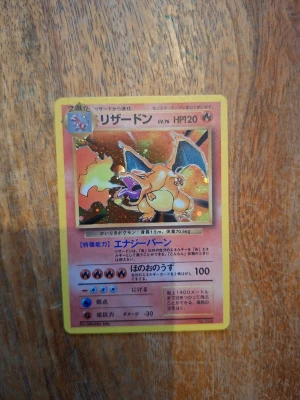 Charizard #006 no rarity  - Säljer en Charizard #006 no rarity.  Kortet är i extremt fint skick, förvarad i Binder sedan jag köpte den. Det är kortet på bild som säljs, accepterar ej retur pga card swap 
