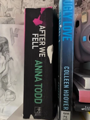 After We Fell av Anna Todd och Ugly Love av Colleen hoover - Säljer boken 'After We Fell' av Anna Todd. Boken har ett svart omslag med färgstarka detaljer i rosa och grönt. Pocketutgåva från Månpocket, perfekt för dig som gillar romantisk och dramatisk skönlitteratur.  Båda för 500kr