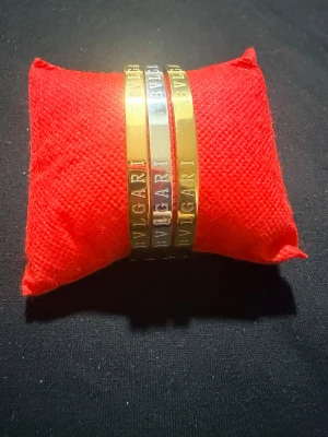 Snygga set armband i rostfritt stål - Eleganta armband i rostfritt stål i tre färger: silver, roséguld och guld. Perfekta för dig som gillar exklusiva accessoarer med enkel design.