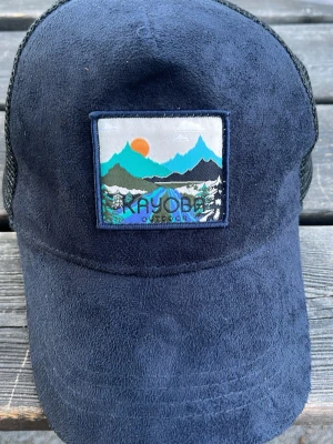 Mörkblå meshkeps från Kayoba Outdoor - Mörkblå keps nästan aldrig använd köpt för 200kr