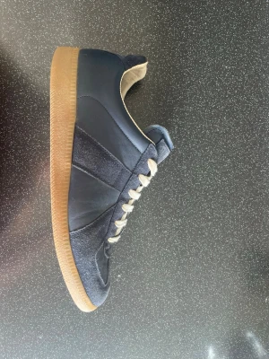 Maison margiela gats - Säljer dessa otroligt feta maison margiela gatsen i storlek 41 | använda en del men är fortfarande bra kvalitet samt färgen blir ännu snyggare än nya | mitt pris 2399 kr - ej hugget i sten | tag ingår. Hör av er vid fler funderingar.
