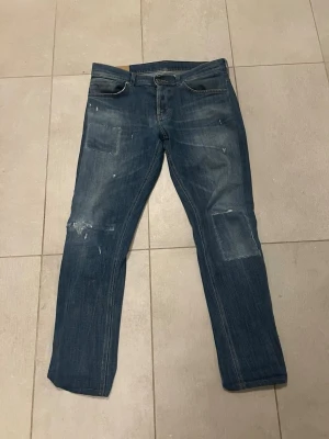 Dundup jeans - Säljer dessa stilrena dondup jeans för ett bra pris. De är mörkblåa i storlek 34 med en slitning design och sitter skitsnyggt. Nypris 2000kr+. Hör gärna av dig!