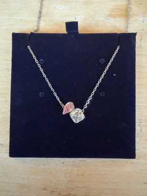 SWAROVSKI Halsband - Super fint halsband från SWAROVSKI. Aldrig använt. Produktetikett (med streckkod) och orginalasken ingår i köpet! Original priset: 1230kr. Kan förhandla om pris💕