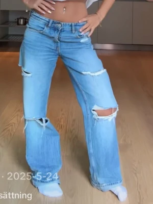 Ljusblåa zara jeans med hål - Säljer ett par ljusblå jeans från Zara i nyskick, använt typ två gånger