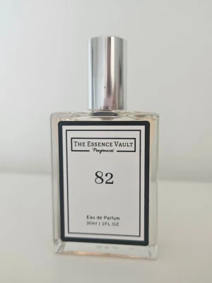 The essence vault 82 - Denna parfym är inspirerad av Black Opium. Det är en 30 ml flaska som endast är testad.  Kostar 179 kr på hemsidan 🎀