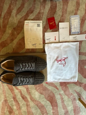 Lubs med spikar -  Ett par gråa Loubs med spikar som är använda bara några fåtal gånger. De sitter i size 41 och Har använts försiktigt 