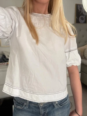 Vit blus  - Säljer en vit blus från Zara med prislapp kvar aldrig använd pga lite förliten och tycker inte jag passar i den. Storlek xs