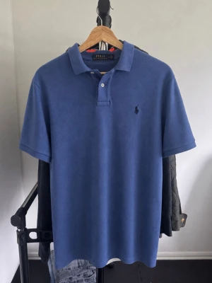 Ralph Lauren Piké - - Condition: 8/10 - Color: Blue - Size: M