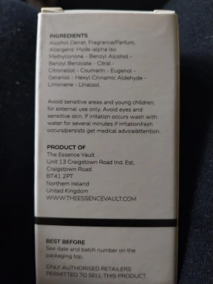 The Essence Vault Eau de Parfum 30ml - Elegant parfym från The Essence Vault i en stilren vit förpackning med svart text. Eau de Parfum Perfekt för dig som gillar exklusiva dofter i minimalistisk design. Nr193, inspiration av bianco latte. 
