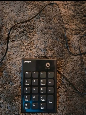 Mini tangentbord Nytt (oanvänt)  - Fin tangentbord Helt nytt Aldrig använt. Passar till alla laptop eller stationär dator. Går även koppla till tv eller spelkonsol Går även koppla till surfplatta.                              ny pris 499
