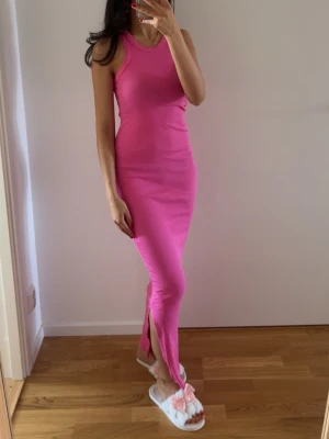 Rosa långklänning med slits - Rosa ribbad maxiklänning från NA-KD. Köpt för 439kr. Använd max 2 gång. 