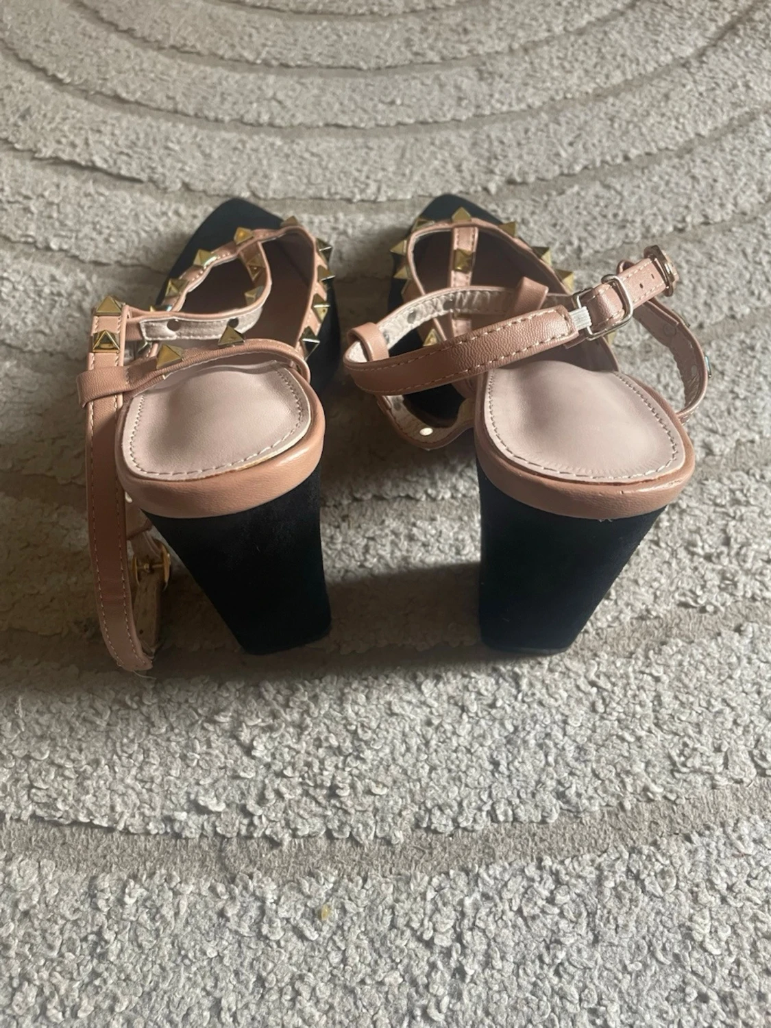 Svarta pumps med nitar och blockklack - 2