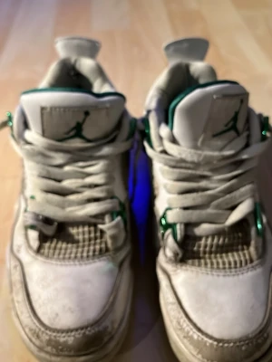 Jordan 4 skor grön - Säljer nu mina Jordan 4s då jag inte använder de längre ganska använda som man ser på bilderna men inga hål osv priset kan diskuteras