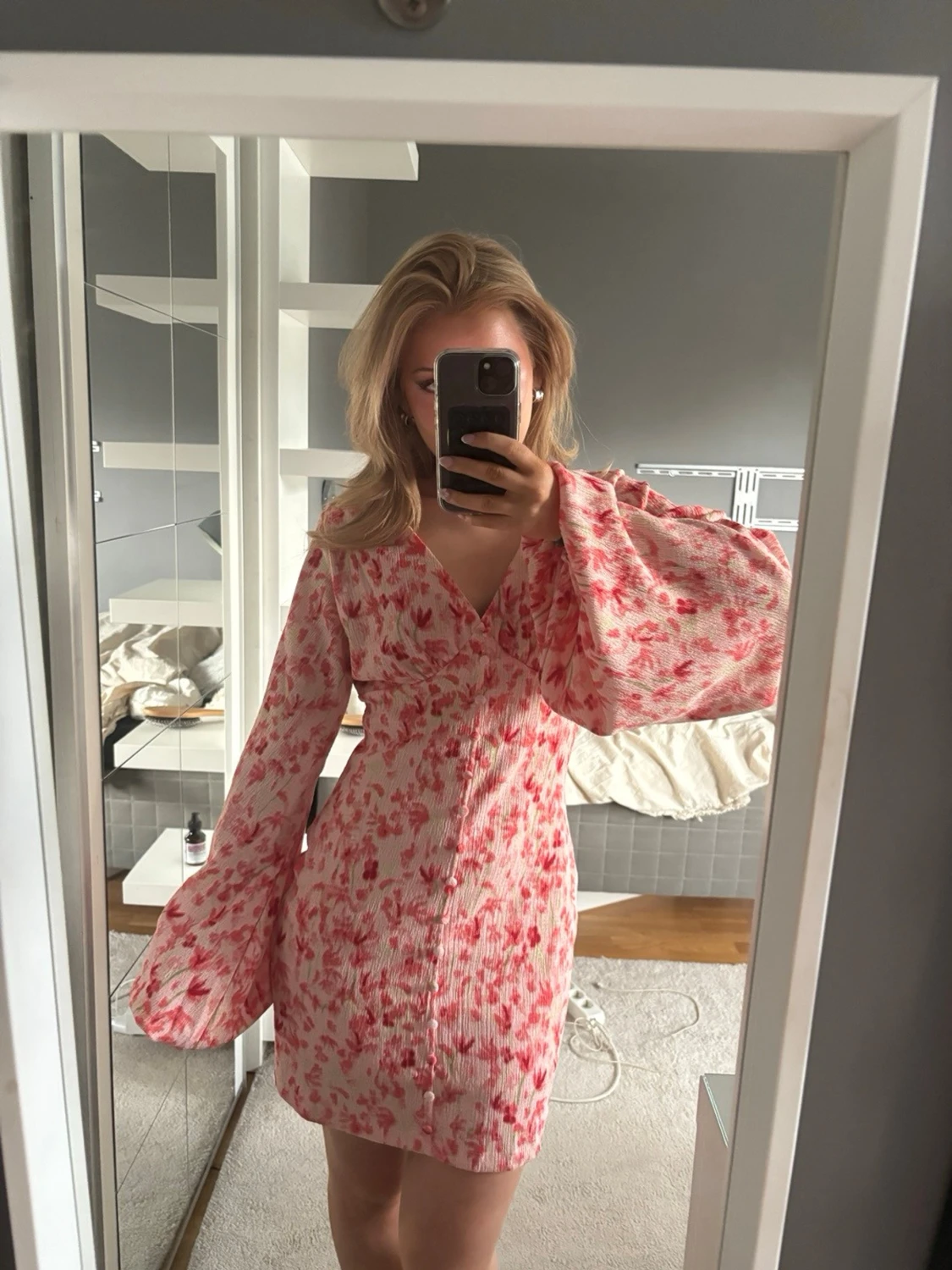 Kort blommig klänning med ballongärm