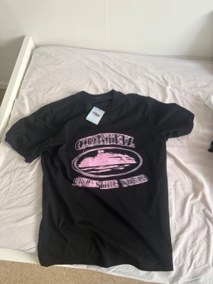Svart t-shirt med rosa tryck - Cortiez tröja med rosa tryck inte använd med tags