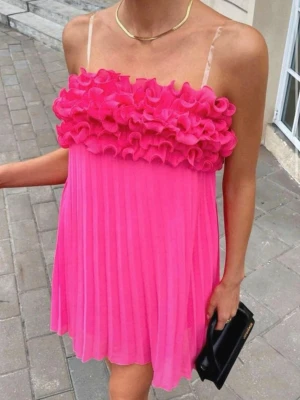  Ny  Trendig rosa  axelbandslös klänning från ZARA - Säljer en röd axelbandslös klänning från ZARA med volangdetaljer upptill och plisserad kjol. Klänningen har en elegant och romantisk look, perfekt för dig som vill sticka ut. Materialet är lätt och luftigt, vilket ger ett snyggt fall.